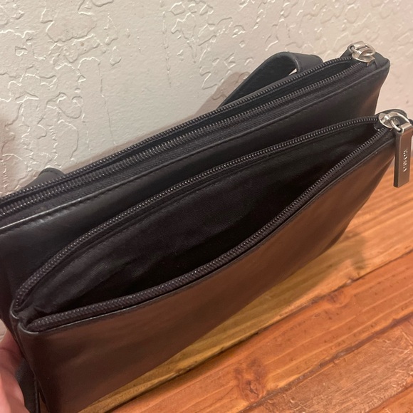 HOBO International Black Leather Crossbody Shoulder bag w/ double zipper closure - Picture 8 of 13